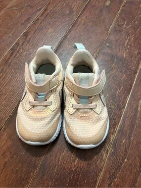 Kids Peach Slip-On Nike Sneakers with Velcro Strap